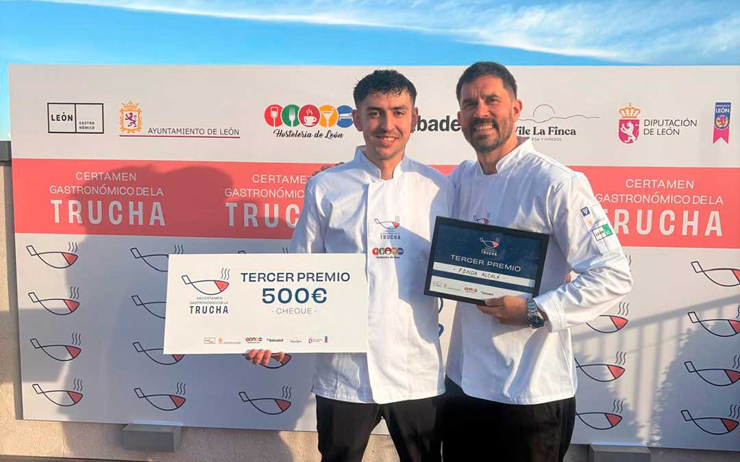 La Fonda Alcalá regresa a Calaceite con el tercer premio en el 59º Certamen Gastronómico de la Trucha. En la imagen, Alejandro Gil e Ignacio Alcalá / I.A.