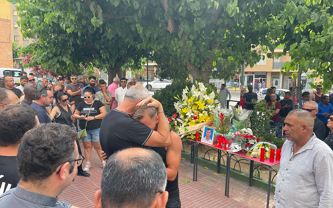 Los presentes se han acercado a la familia a trasladarles su pésame./ S.F.