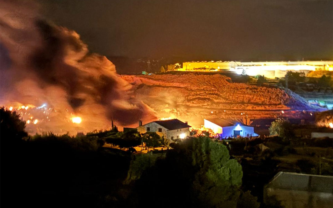 Incendio en el polígono del Portal en Caspe la noche del jueves./ Cedido.