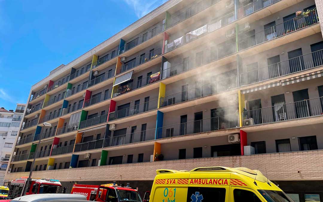 El humo era visible en toda la calle./ S.F.