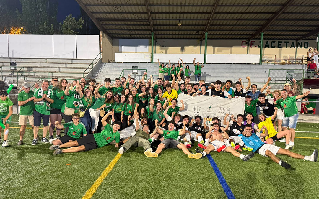 La fiesta sobre el verde del Chiprana Club de Fútbol tras certificar su ascenso a Regional Preferente / Chiprana C. F.