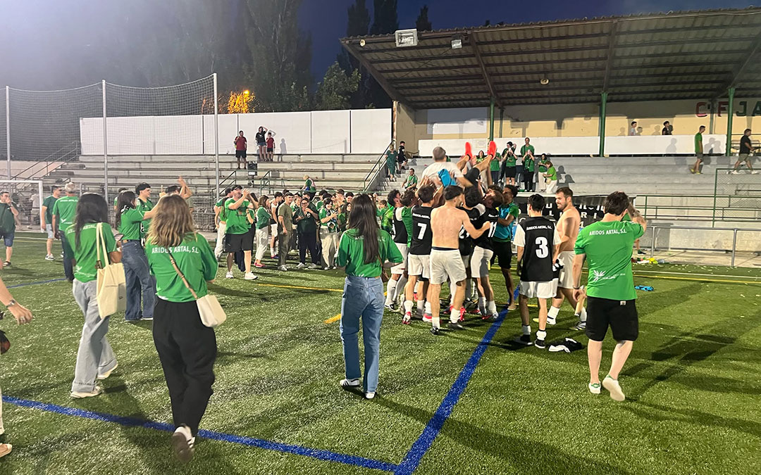 Afición y jugadores celebrando el ascenso sobre el césped / Chiprana C. F.