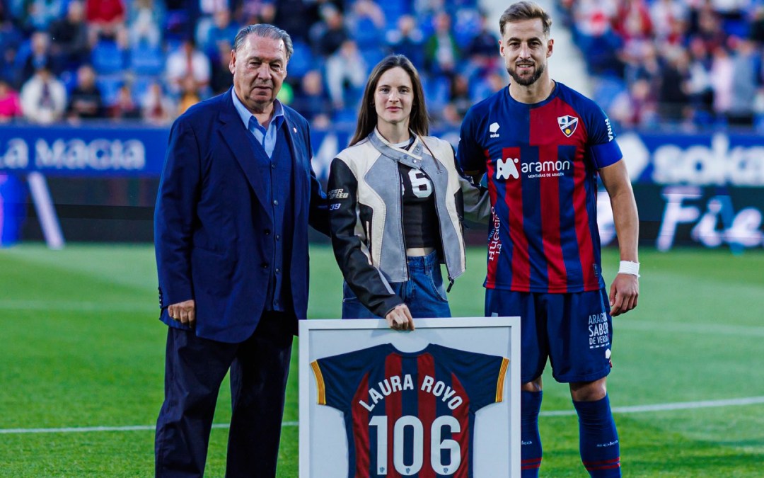 Laura Royo en su despedida como jugadora de la S.D. Huesca en el Alcoraz/S.D. Huesca