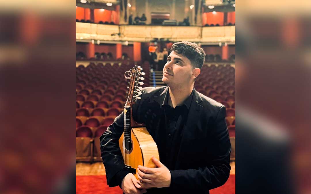 Marcos Azuara con su bandurria en el Teatro Real de Madrid./ AYTO ALCORISA