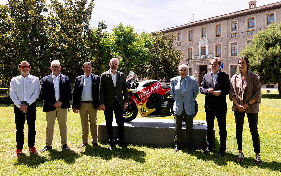 Foto de familia del momento de la firma en los jardines del Pignatelli./ DGA