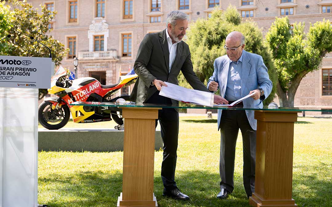 Momento de la firma de la renovación del Gran Premio./ DGA