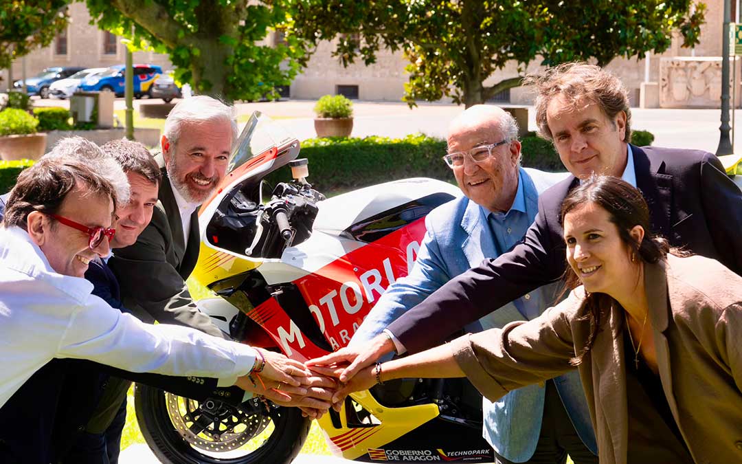 Foto de familia tras la firma del acuerdo con Dorna./ DGA