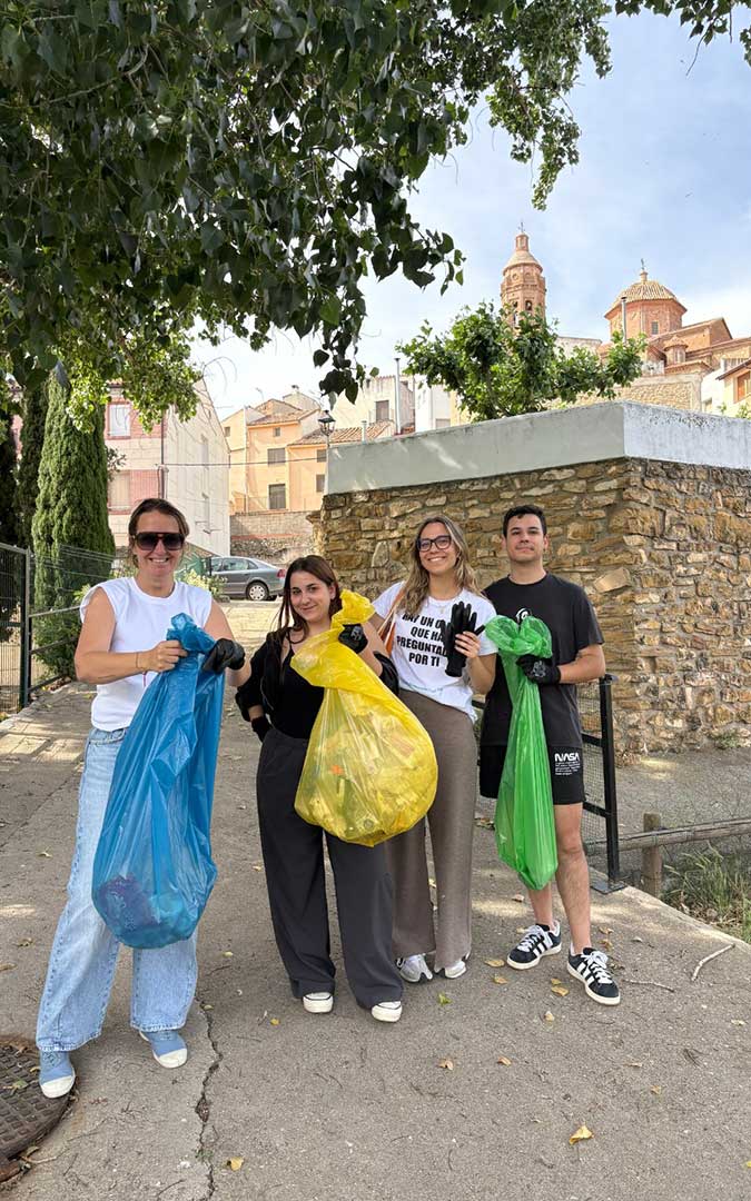 Jornada de basuraleza en Oliete en la II Semana del Medio Ambiente. / LC