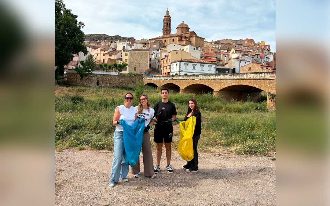 Jornada de basuraleza en Oliete en la II Semana del Medio Ambiente. / LC