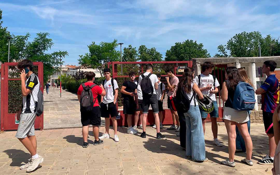 Alumnos en el primer día de la PAU en Alcañiz./ S.F.