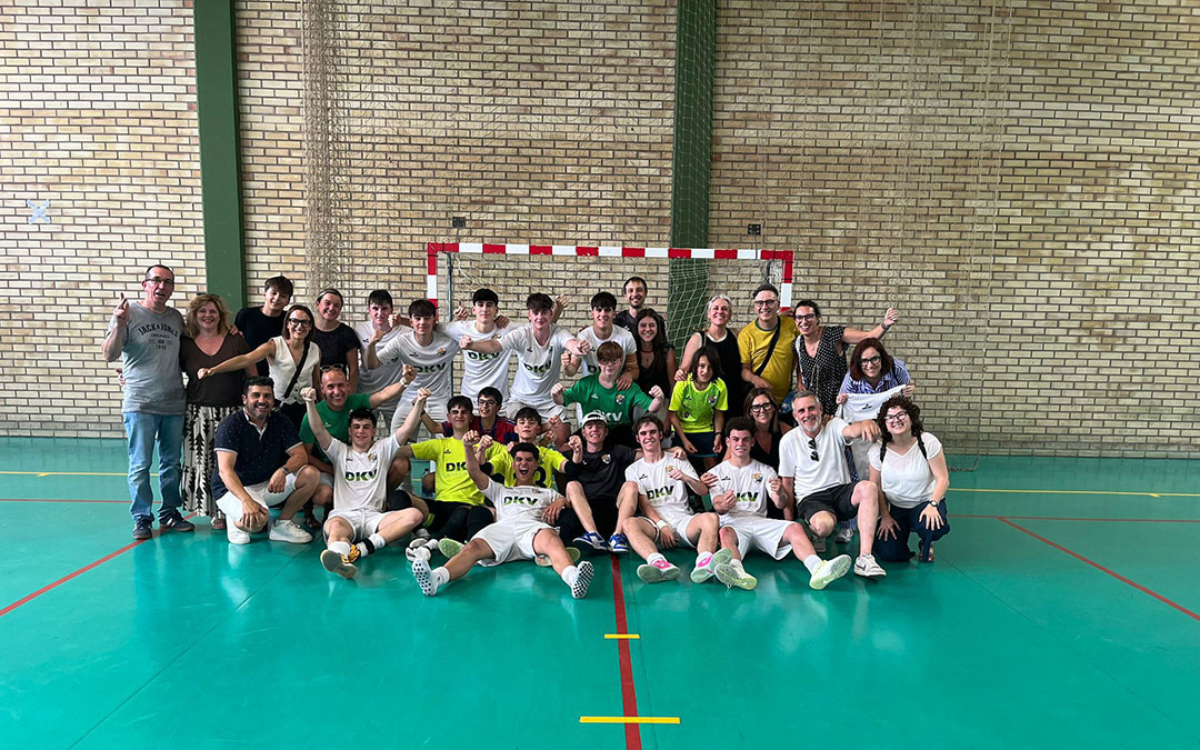 La plantilla del AFS Alcañiz celebrando la permanencia en División de Honor Juvenil el pasado fin de semana / Cedida