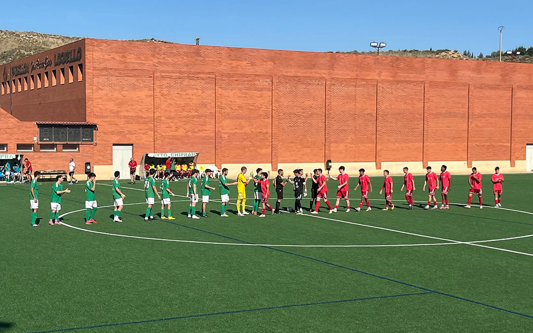 Saludo inicial entre jugadores del Chiprana y el Jacetano en La Balsa / Pascual Barriendos