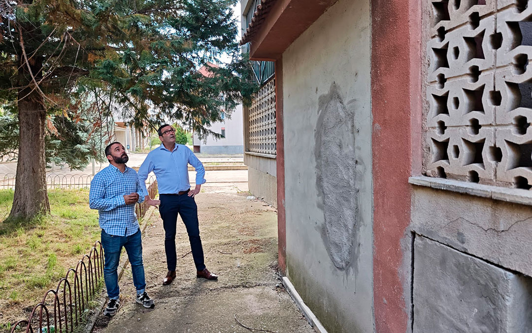 Guía y García frente a uno de los bloques de viviendas tapiados propiedad de la DGA. / PSOE