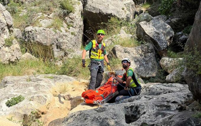Espectacular rescate aéreo de un senderista herido en las pasarelas de Aliaga