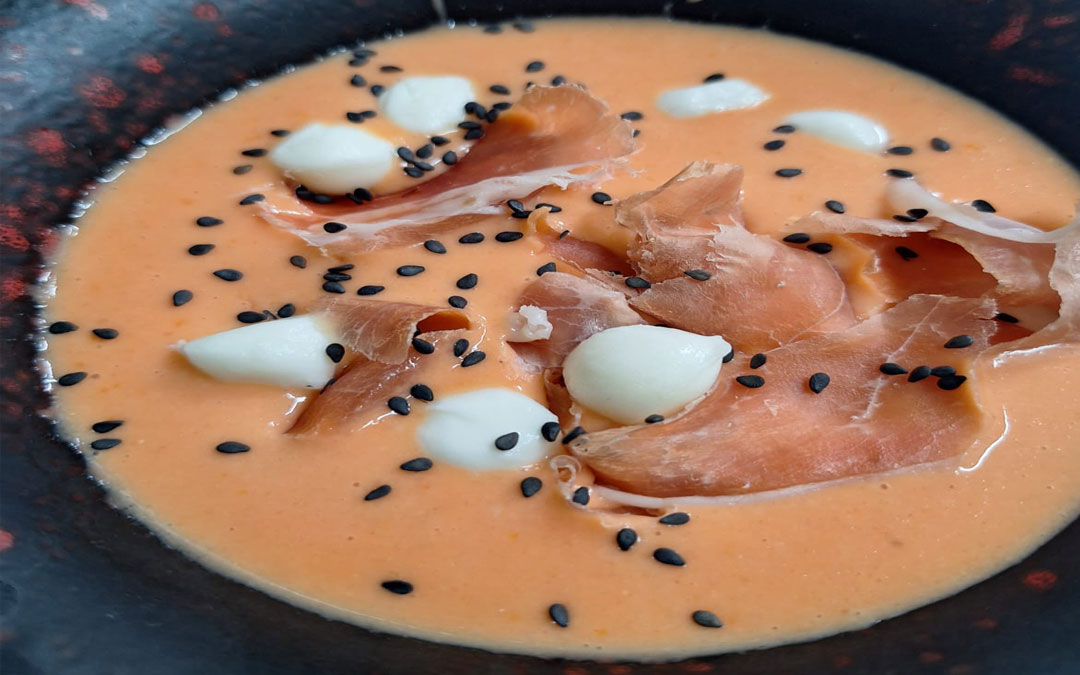 Salmorejo de sandía, tomate y cerezas con virutas de jamón de Teruel y perlas de mozzarella./ Manuel Barrau