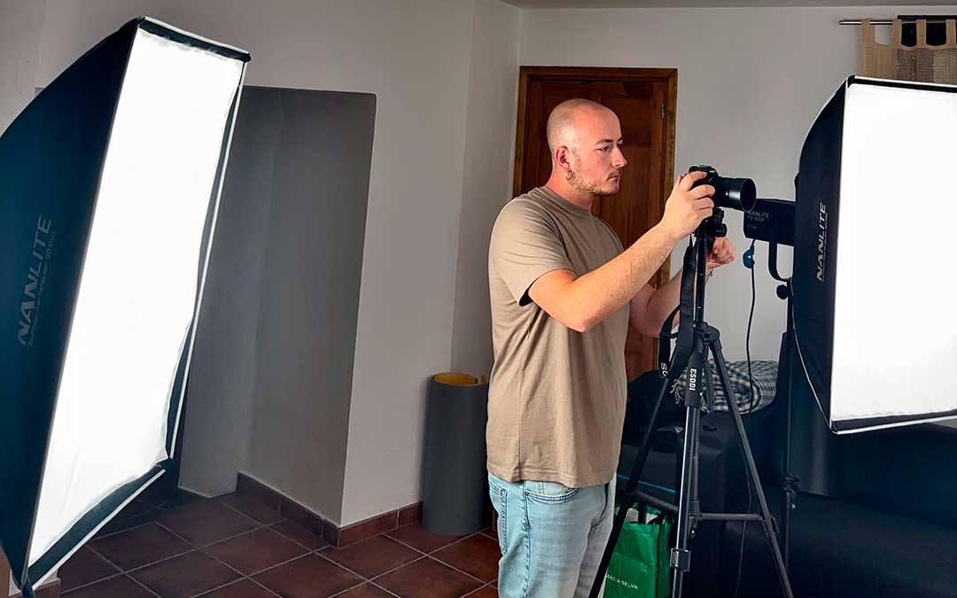 Samuel en su estudio fotográfico en Cuevas de Cañart / Cedida