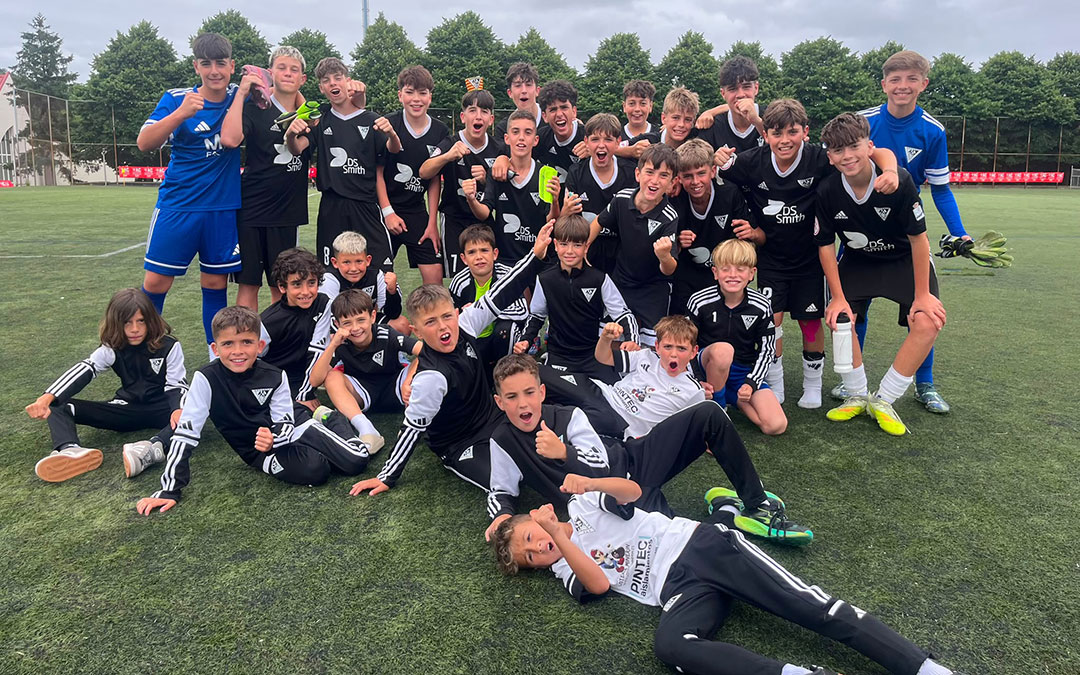 Los benjamines e infantiles del Andorra CF juntos tras finalizar un partido en Lezama / Cedida