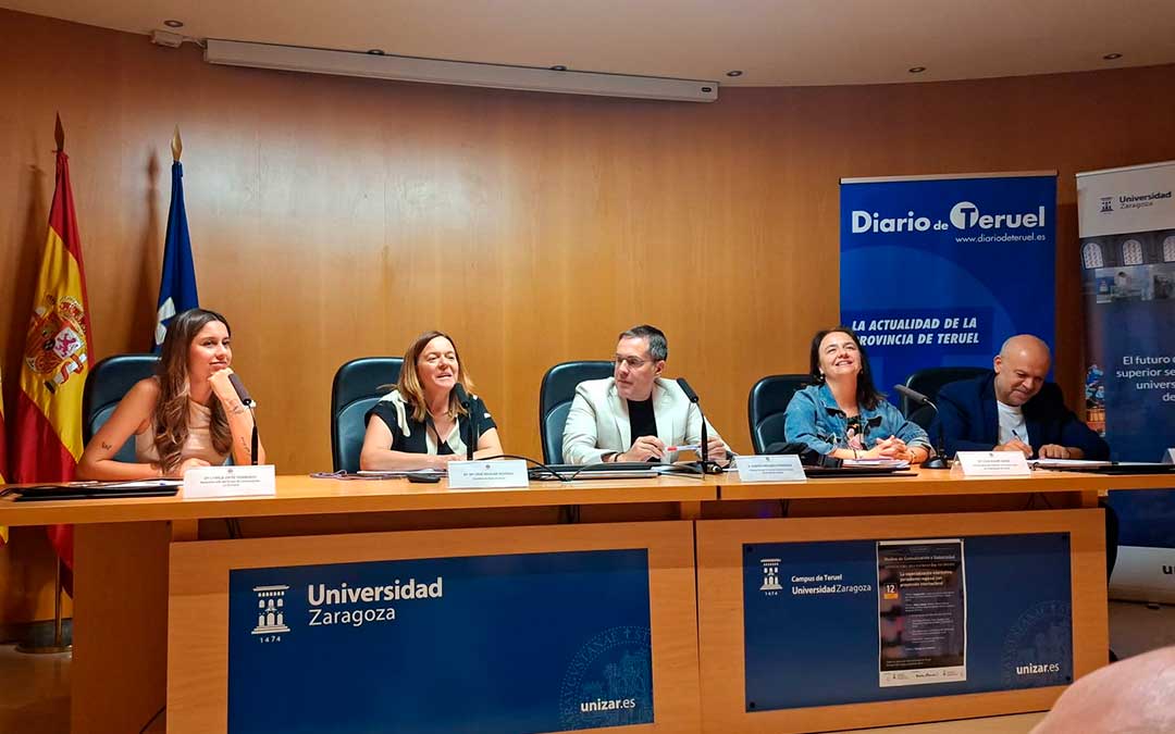 Periodistas participantes en la mesa redonda organizada por Unizar en Teruel / L.C.
