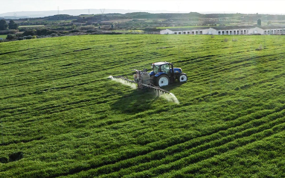 Tractor sulfatando un campo de cereal visto desde el aire./ Gobierno de Aragón