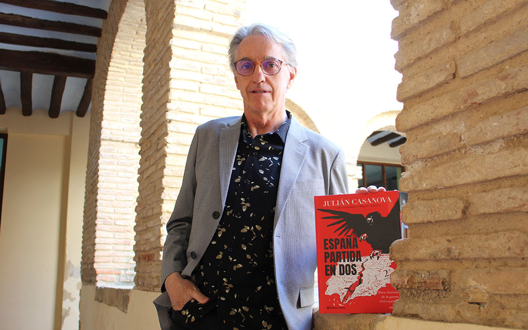 Julián Casanova cerró mayo en Valdealgorfa, una de las paradas obligadas con cualquiera de sus trabajos, y también con la presentación del cómic 'España partida en dos'. / B. Severino