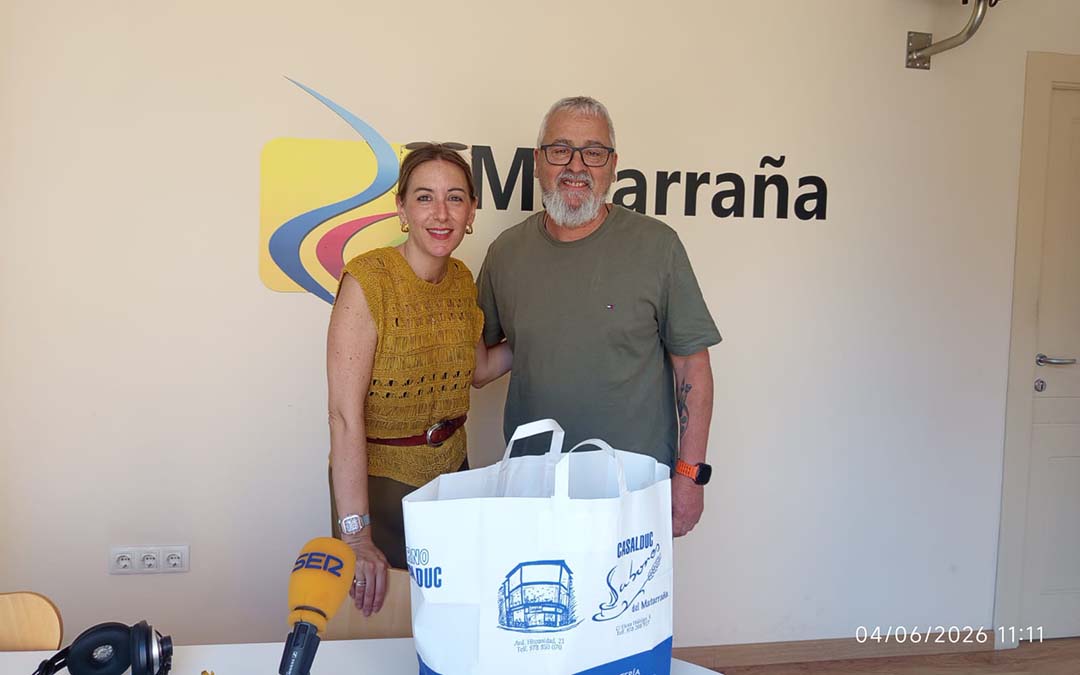 Nuestra compañera Raquel García, entrega el Premio de las Matrículas, patrocinado por Casalduc a Javier Pradera./M.J. Salvador