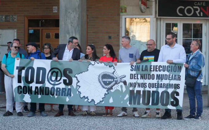 Agentes sociales y el Ayuntamiento se concentran en Zaragoza ante el recorte del Nudo Mudéjar de Andorra