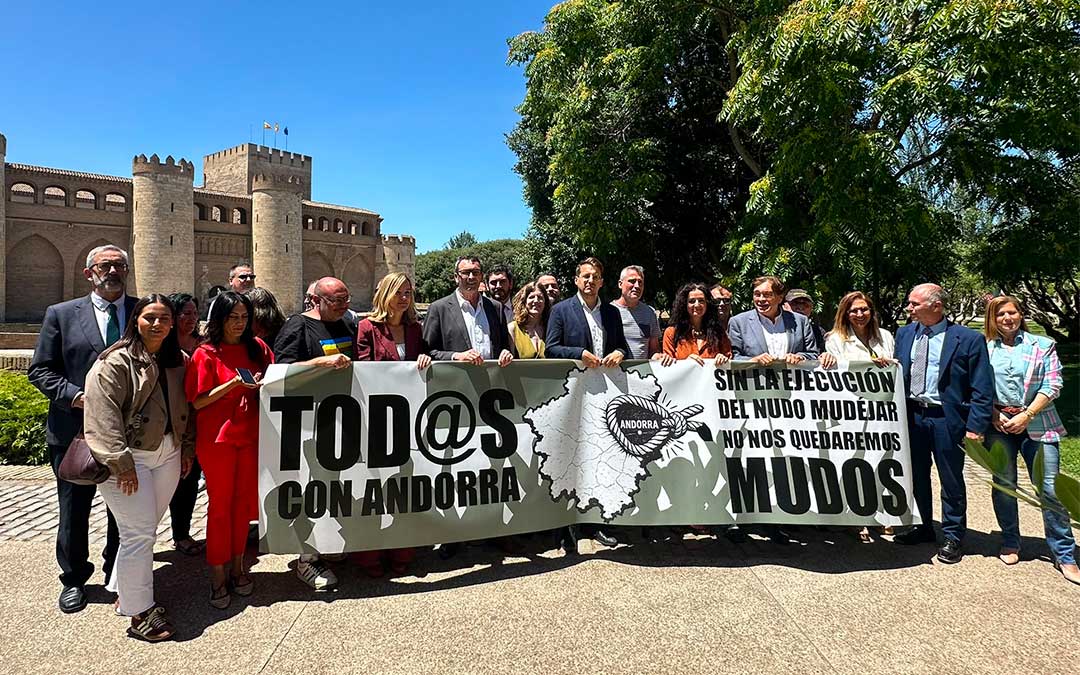 Concentración este jueves a las puertas de las Cortes de Aragón, con apoyo de varios diputados / Cedida