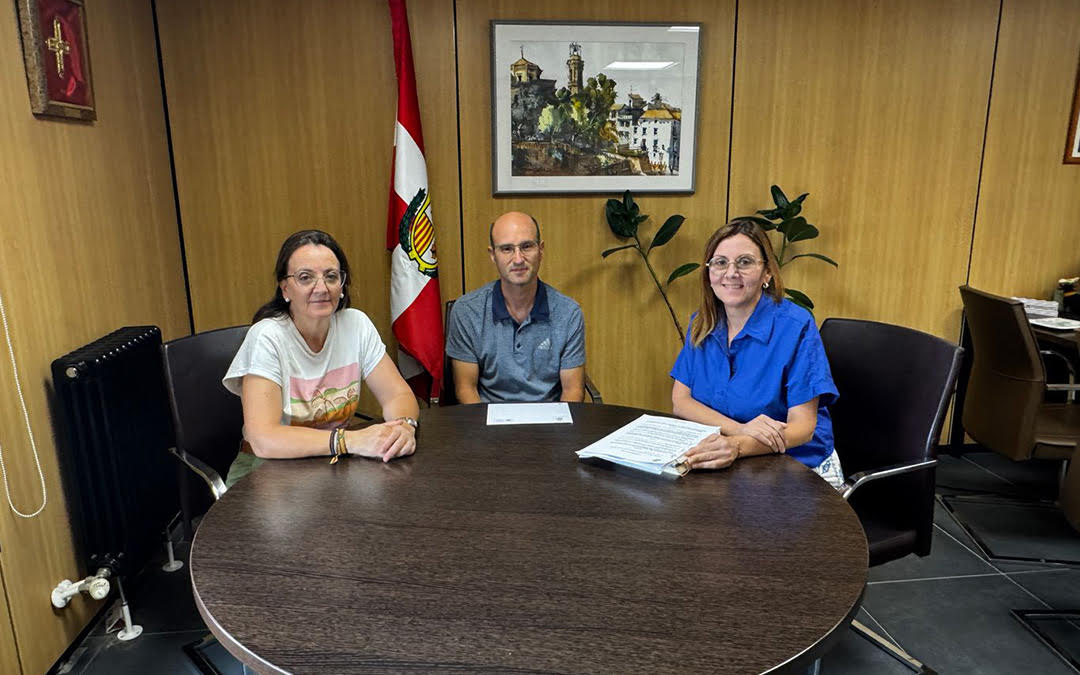 El Club Ciclista Caspolino signando el convenio de 11.000 euros junto a la alcaldesa Ana Jarque y la concejal Encarna Romero