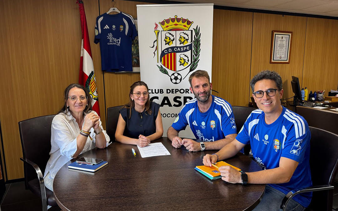 El Club Deportivo Caspe firmando el convenio de 2026 junto a la alcaldesa de Caspe Ana Jarque y la concejal Encarna Romero