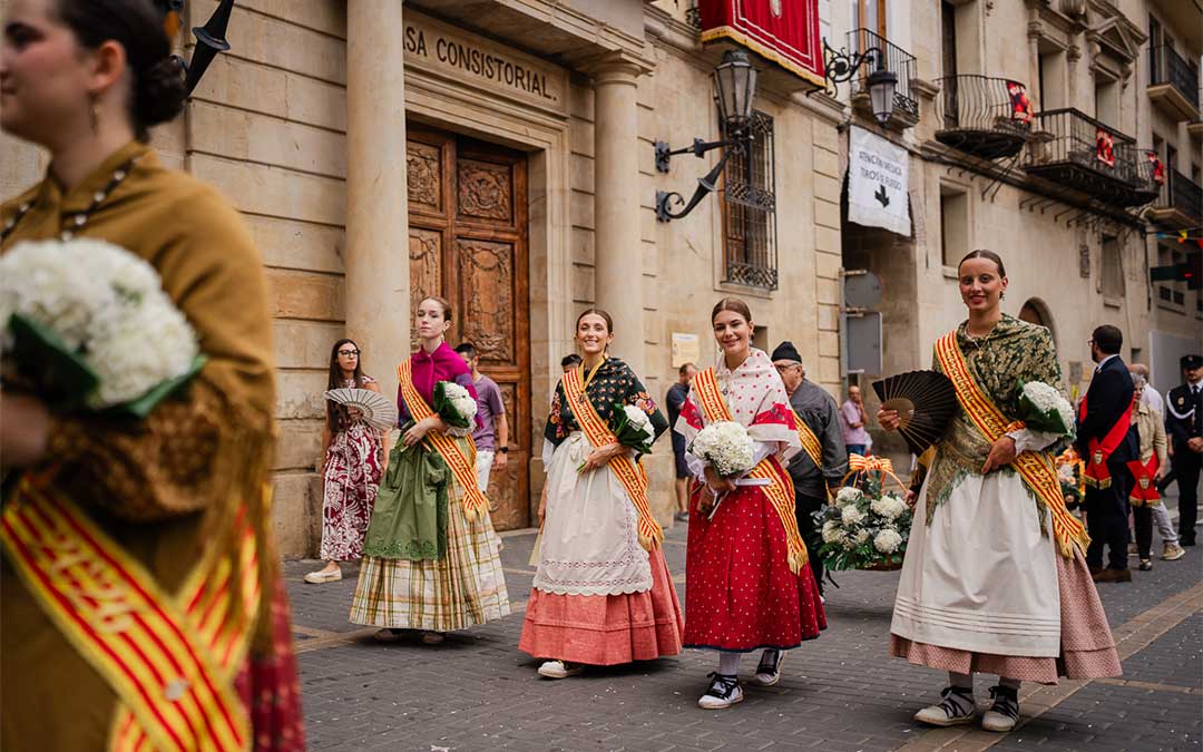 Las caspolinas mayores en la ofrenda a la virgen./ Ayuntamiento de Caspe