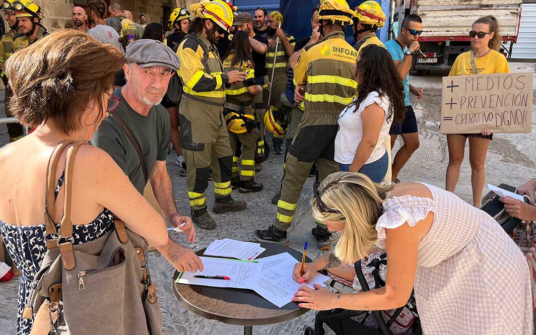Recogida de firmas de la ciudadanía para reivindicar mejores condiciones laborales para los bomberos / C.O.