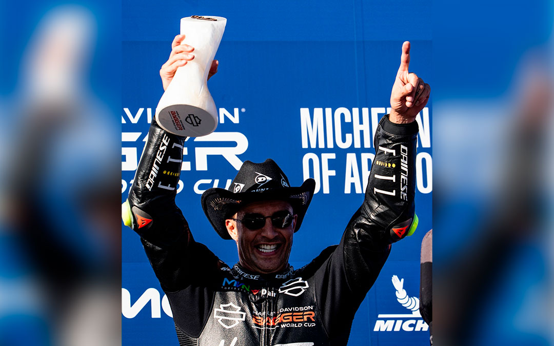 Iannone sostiene el trofeo diseñado por Estela Ferrer como ganador de la carrera del domingo de la Harley-Davidson Bagger World Cup. / MotoGP