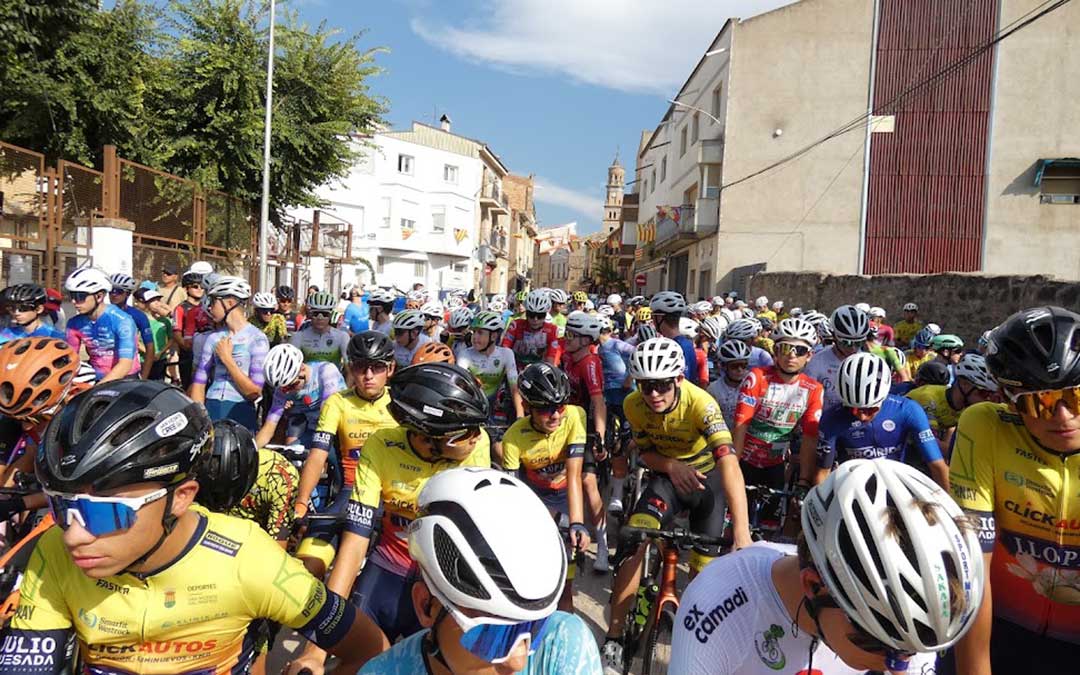 Ambiente antes de tomar la salida en Maella. / Club Ciclista Caspolino