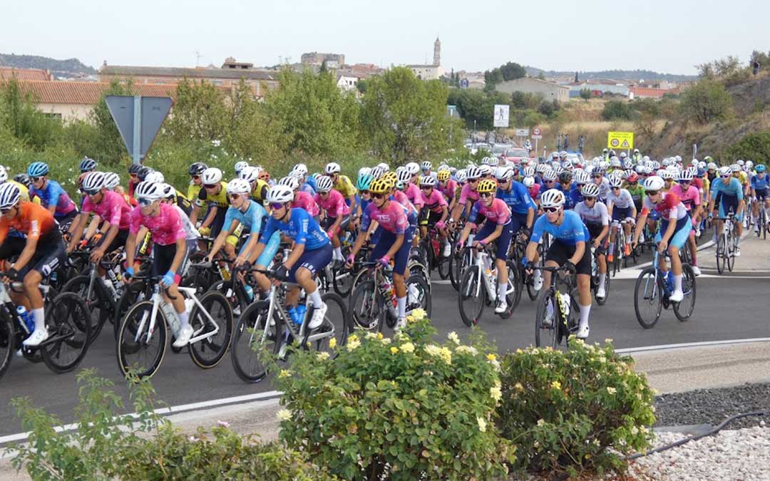 Ciclistas cadetes recorriendo los 57,39 kilómetros de Maella a Caspe. / Club Ciclista Caspolino