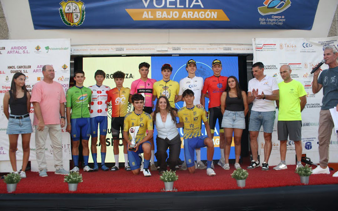 Podio general de la primera etapa de la edición 2026 entre Maella y Caspe con corredores, autoridades y organización. / Club Ciclista Caspolino