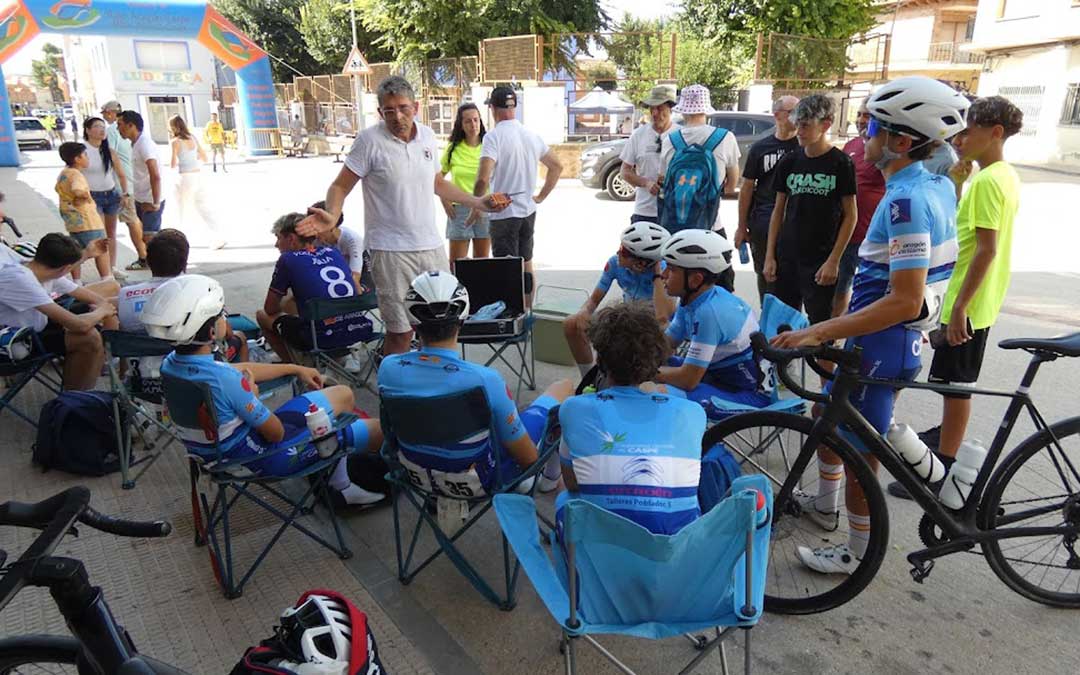 Momento de dar y recibir indicaciones y puesta a punto de los equipos. / Club Ciclista Caspolino