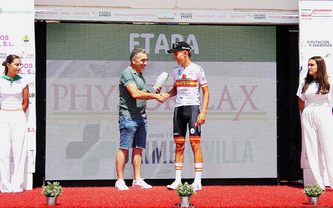 Juan Bastida recoge el trofeo de ganador de la tercera etapa de manos del alcalde de Nonaspe, Fernando Taberner. / Club Ciclista Caspolino