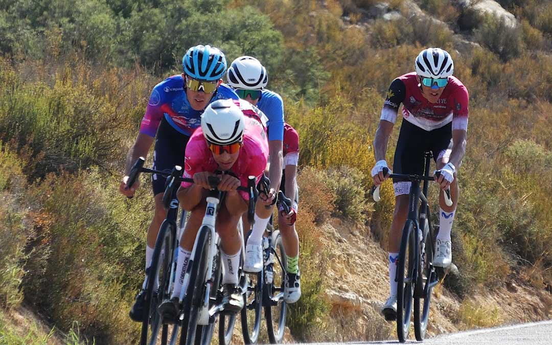 Máxima concentración en carretera en la tercera etapa. / Club Ciclista Caspolino