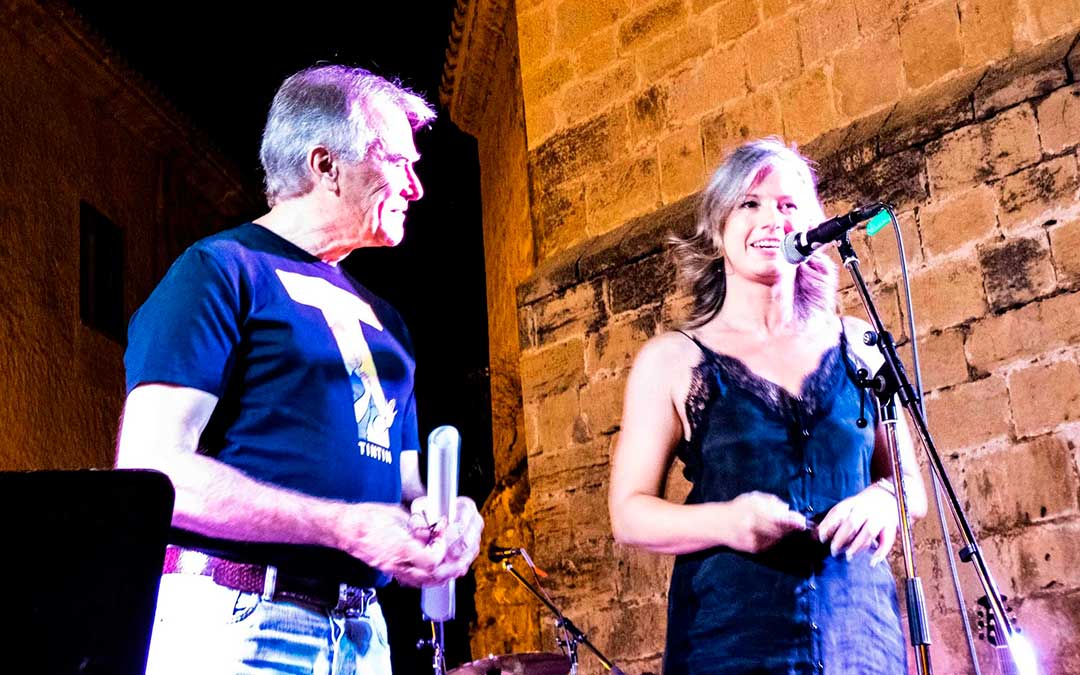 El alcalde de Belmonte de San José, Alberto Bayod, junto a Eva Defior, Premio Mirador del Bajo Aragón 2026 / Miguel Francino