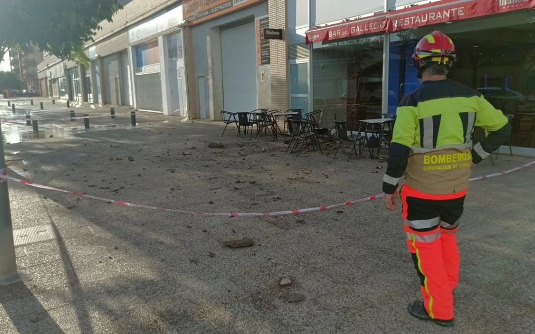 Zona señalizada por la caída de piedra en Alcañiz./ DPT