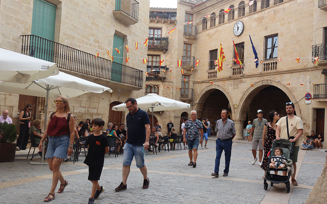 Turistas y vecinos en la plaza de Calaceite. La localidad alcanza los 2.000 vecinos estos días festivos. / A.Z