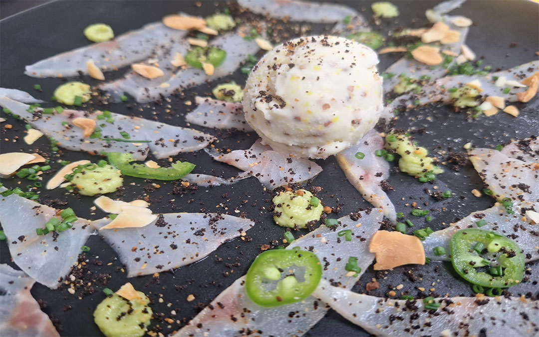 Carpaccio de lubina con guacamole, ajonegro, almendras tostadas y jalapeños./ Manuel Barrau