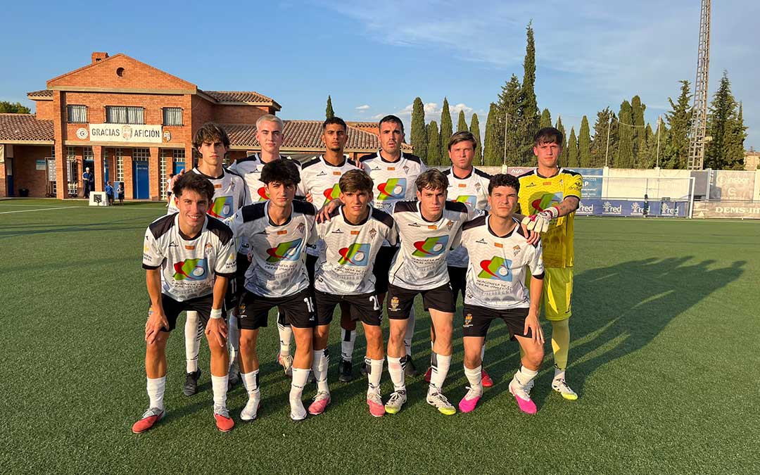 Los once futbolistas del Alcañiz C.F. que comenzaron el derbi frente al CD Caspe / Cedida