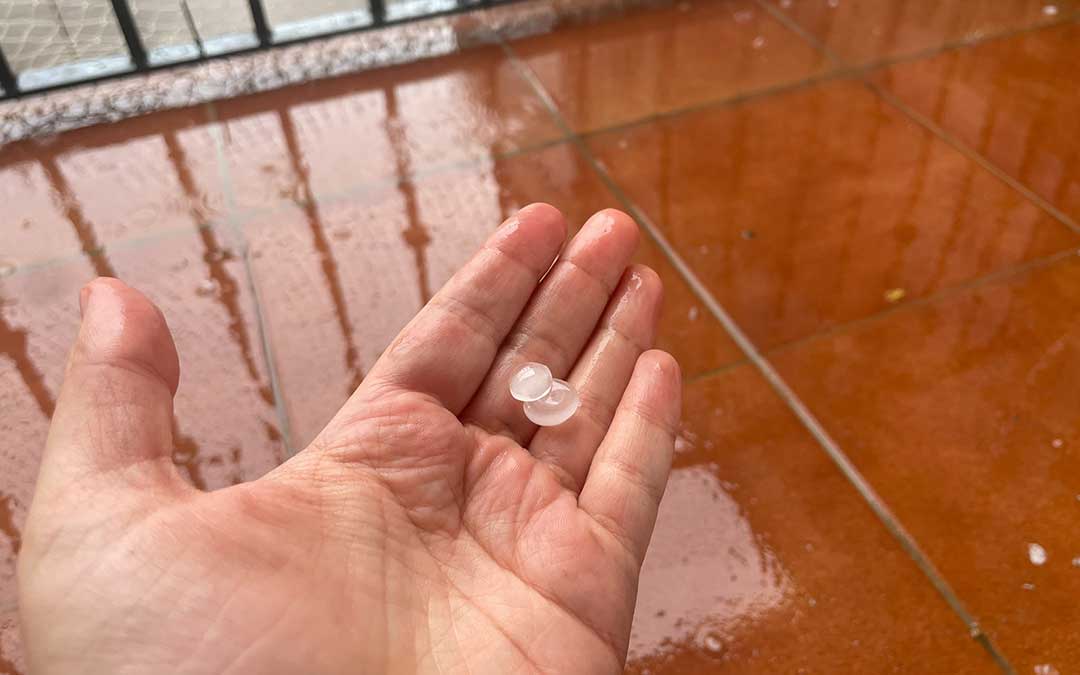 Un par de las piedras de granizo que cayó en la capital del Bajo Aragón-Caspe / S.F.