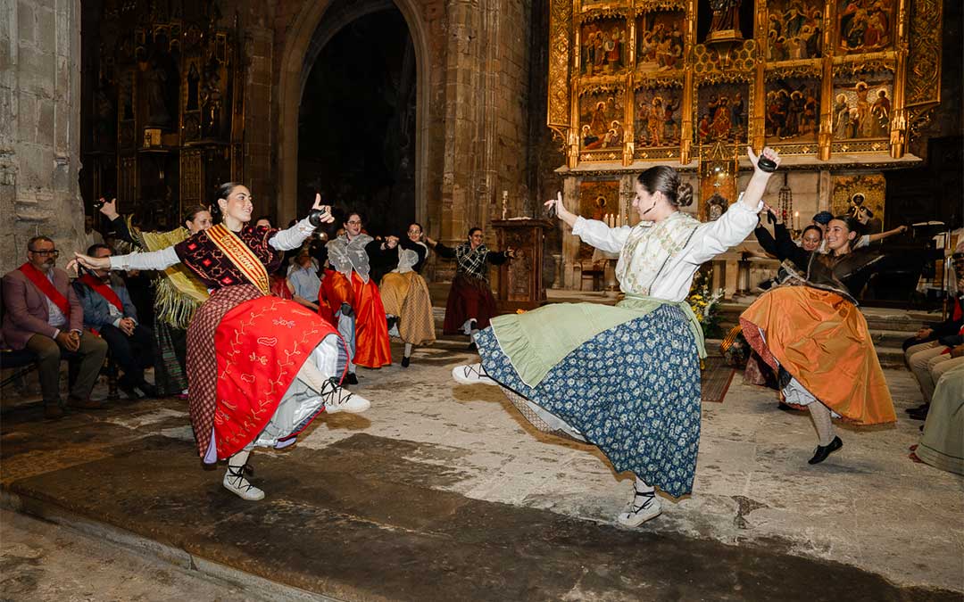 Las caspolinas mayores bailan una jota en la misa baturra./ Ayuntamiento de Caspe