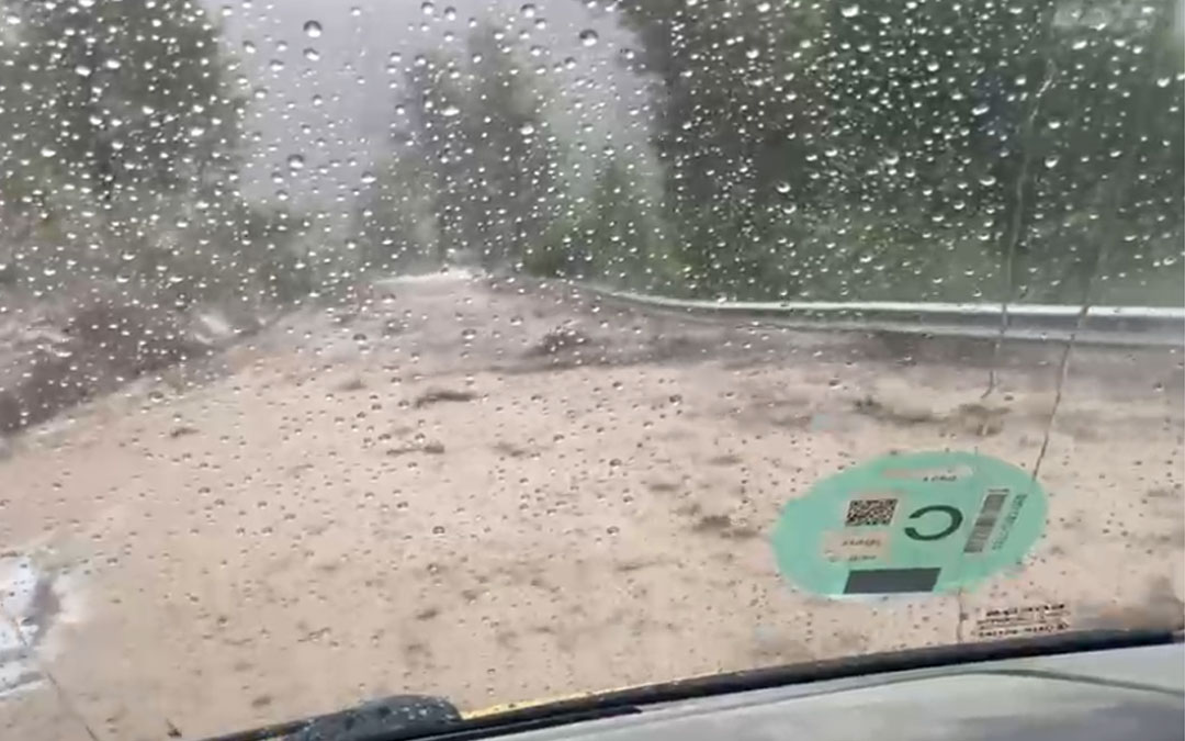 Imagen de lo que veían Fina Conesa y Antonio Andreu atrapados dentro de la furgoneta durante una hora y media por las fuertes lluvias y desprendimientos. / Cedida