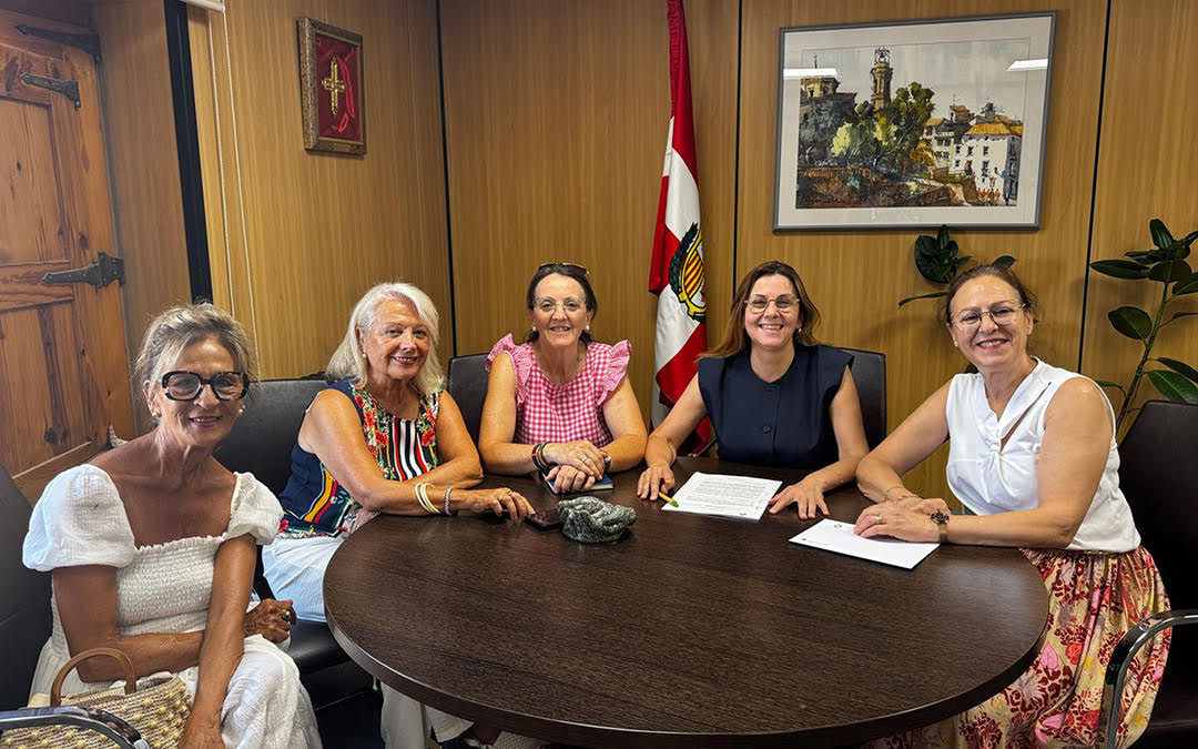 Las coordinadoras de la Asociación de la Mujer Caspolina y Consumidores celebrando el convenio junto a la concejal Encarna Romero