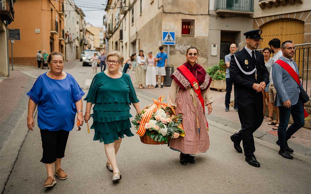 Los pregoneros de la Churrería Aragonesa junto a Ana Jarque, la alcaldesa de Caspe y el resto de corporación municipal./ Ayuntamiento de Caspe