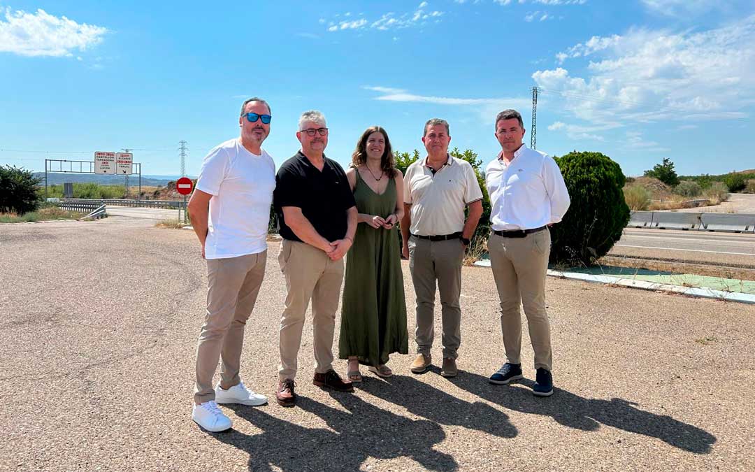 Representantes del PP de Teruel esta mañana junto a la N-232 en Alcañiz./ G.R.