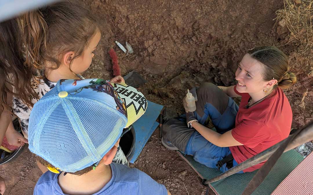 Imagen de las visitas a la excavación en Alacón./ DPT